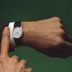 ‘눈치주다’를 영어로 어떻게 말할까?