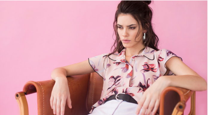 ‘Don’t just sit there’ 앉아 있지 말라는 뜻?